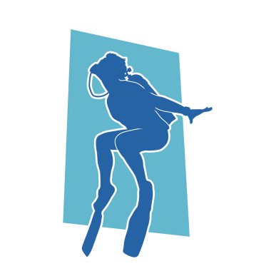 Dalış elbisesi ve akualung ile dalış yapan kadın silueti. Sualtında yüzen bir kadın dalgıcın silüeti..