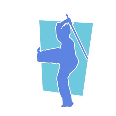 Dövüş sanatlarında çalışan bir kadının silueti kılıçla poz veriyor. Dövüş sanatları ustasının kılıç ya da samuray bıçağı hareketi..