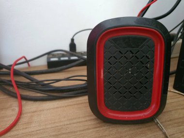 Küçük bir ses hoparlörünün fotoğrafı. Mini hoparlör cihazı.
