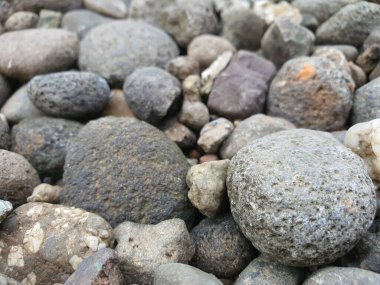 Doğal arkaplan için taş çakıl taşlarının fotoğrafını kapat.