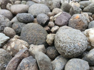 Doğal arkaplan için taş çakıl taşlarının fotoğrafını kapat.