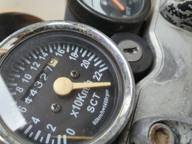 Motosiklet hız göstergesi panelinin fotoğrafını kapat. Motosiklet hız göstergesi.