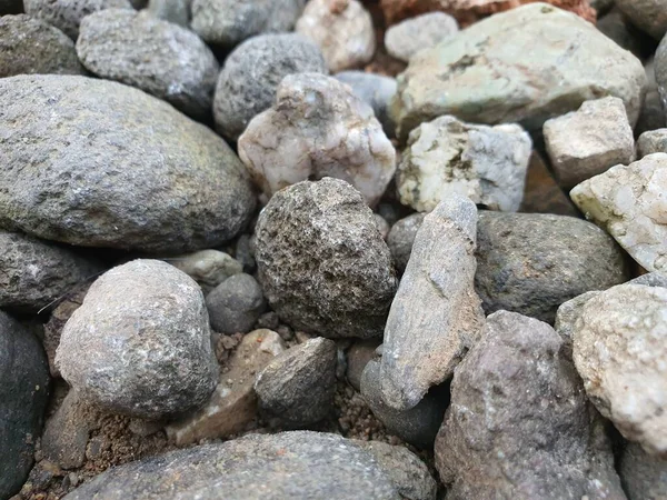 Doğal arkaplan için taş çakıl taşlarının fotoğrafını kapat.