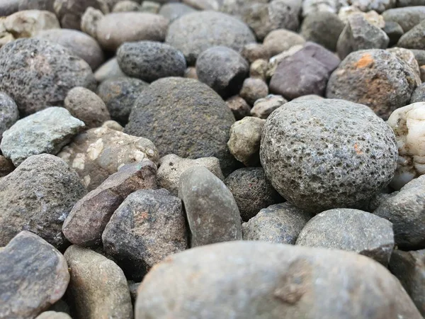 自然を背景に石の小石の写真を閉じる — ストック写真
