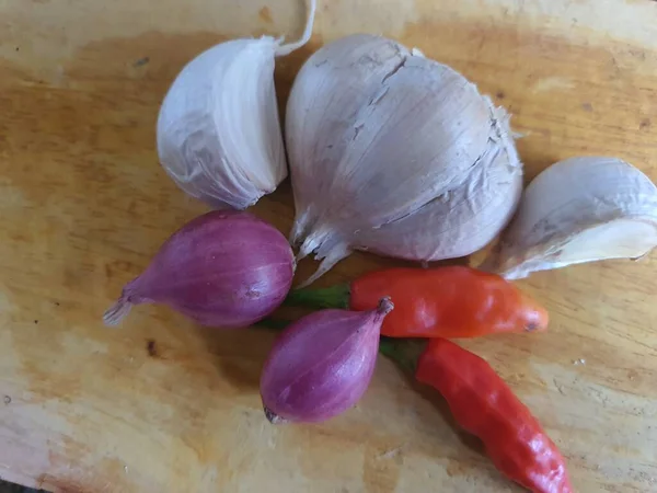 Kruideningrediënten Smaakstoffen Voor Keukenrecepten Witte Knoflook Chili Rode Een Houten — Stockfoto