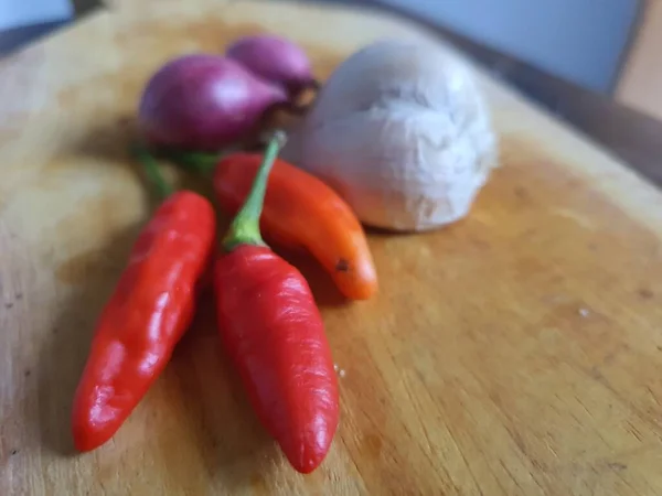 Kruideningrediënten Smaakstoffen Voor Keukenrecepten Witte Knoflook Chili Rode Een Houten — Stockfoto