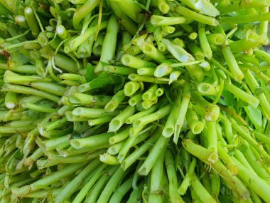 Geleneksel pazarda bir yığın çiğ yeşil ıspanak sebzesi.