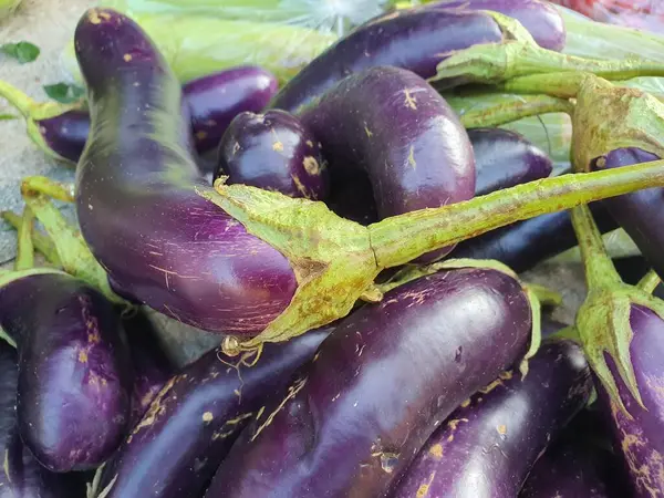 Закрыть Большую Часть Фиолетовых Цветных Баклажанов Овощи Фрукты Темно Фиолетовой — стоковое фото