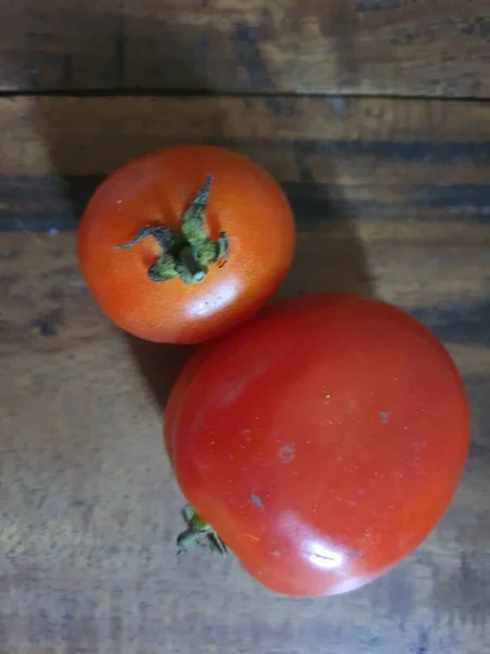 Pomidor Wiśniowy Czerwoną Skórą Drewnianej Desce Siekania — Zdjęcie stockowe