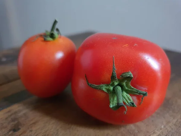 Algunos Tomate Cereza Con Piel Roja Una Tabla Cortar Madera — Foto de Stock
