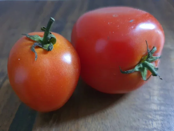 Algunos Tomate Cereza Con Piel Roja Una Tabla Cortar Madera — Foto de Stock