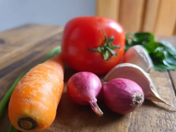 Quelques Légumes Sur Planche Découper Bois — Photo