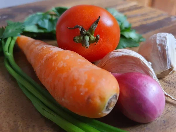 Etwas Gemüse Auf Einem Holzschneidebrett — Stockfoto