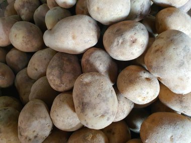 Patatesli sebzelerin büyük bir kısmını kahverengi derilerle kapatın..