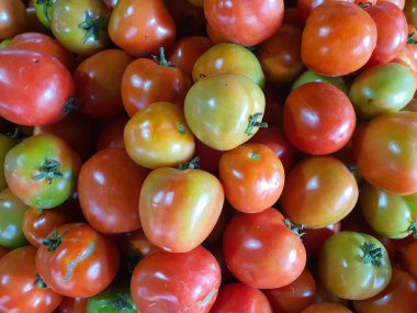 Geleneksel pazarda kiraz domates hasadı..