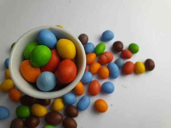 Close Uitzicht Kleurrijke Snoepballen Een Witte Porseleinen Kom — Stockfoto