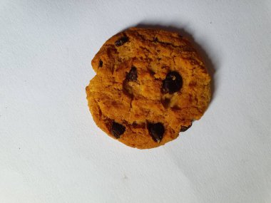 Beyaz arka planda çikolata parçalı çıtır kurabiyeler.