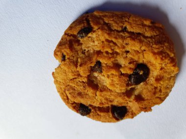 Beyaz arka planda çikolata parçalı çıtır kurabiyeler.