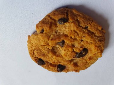 Beyaz arka planda çikolata parçalı çıtır kurabiyeler.