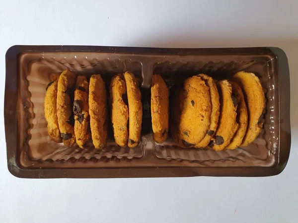 Beberapa Kue Renyah Dengan Chocolate Chips Dalam Wadah Plastik Dengan — Stok Foto