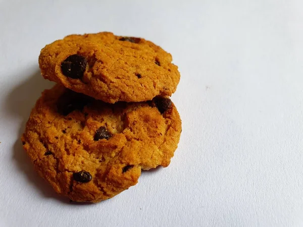 Alguns Biscoitos Crocantes Com Chips Chocolate Fundo Branco — Fotografia de Stock
