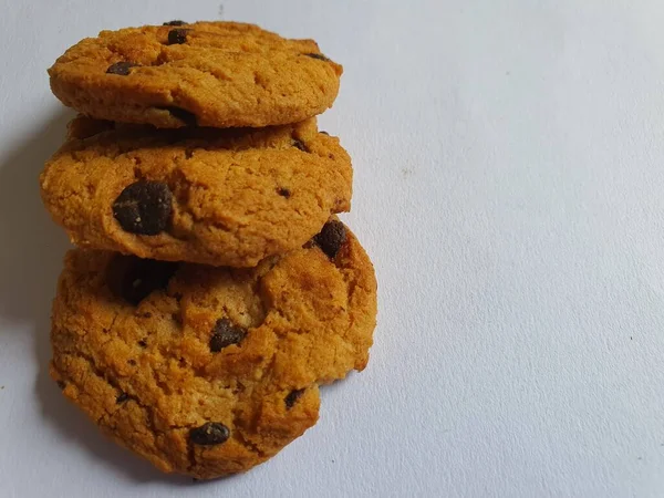 Quelques Biscuits Croquants Avec Des Pépites Chocolat Sur Fond Blanc — Photo