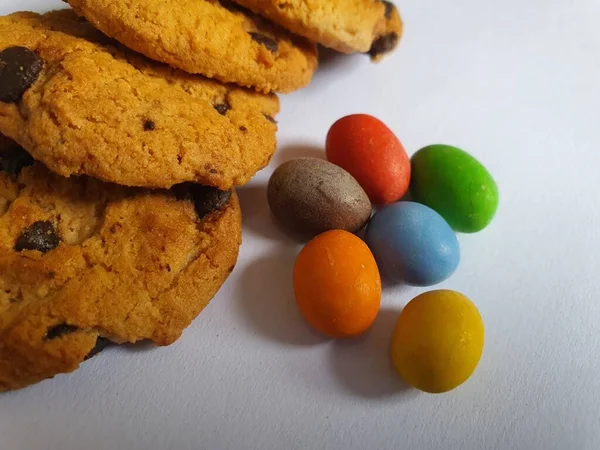 Boules Bonbons Colorées Ornement Biscuits Sur Fond Blanc — Photo