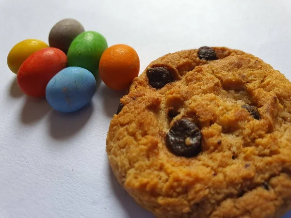 色彩斑斓的糖果球和白色背景的饼干装饰 — 图库照片