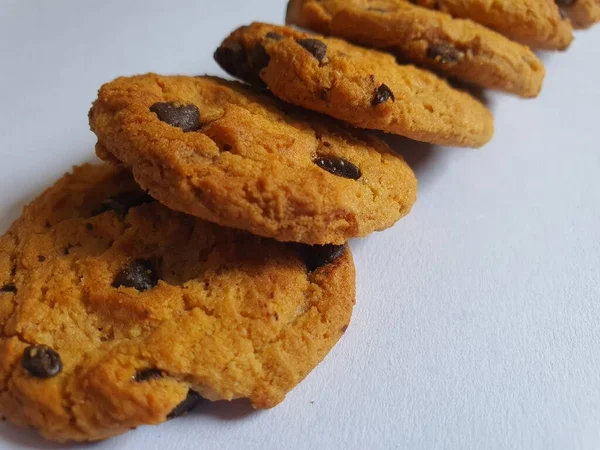 Alguns Biscoitos Crocantes Com Chips Chocolate Fundo Branco — Fotografia de Stock