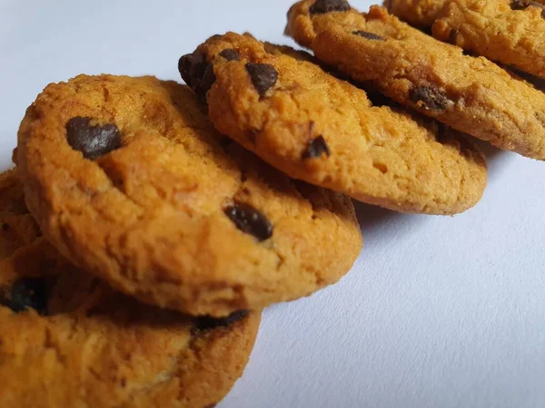 Ein Paar Knusprige Kekse Mit Schokoladenstücken Auf Weißem Hintergrund — Stockfoto