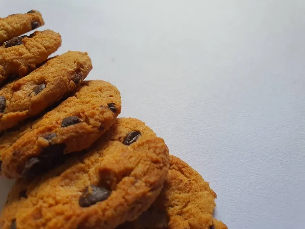 Деякі Хрусткі Печиво Шоколадними Чіпсами Білому Тлі — стокове фото