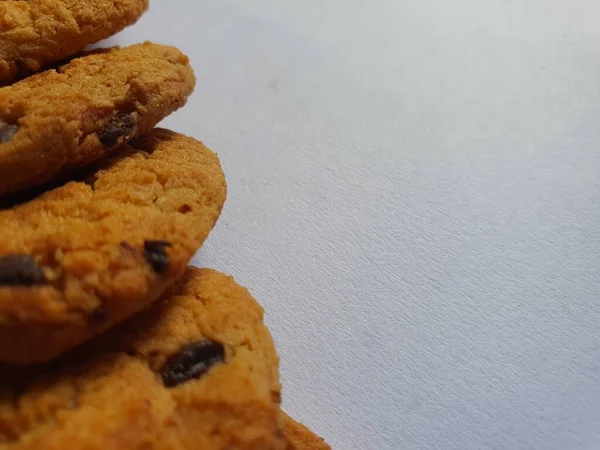 Деякі Хрусткі Печиво Шоколадними Чіпсами Білому Тлі — стокове фото