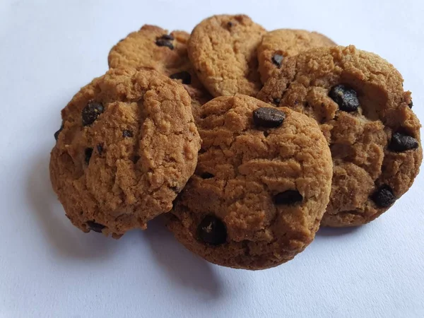 Nogle Sprøde Cookies Med Chokoladechips Hvid Baggrund - Stock-foto