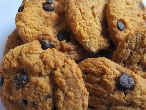 Quelques Biscuits Croquants Avec Des Pépites Chocolat Sur Fond Blanc — Photo