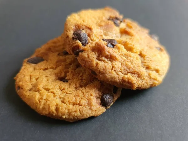 Ein Paar Knusprige Kekse Mit Schokoladenstücken Auf Schwarzem Hintergrund — Stockfoto