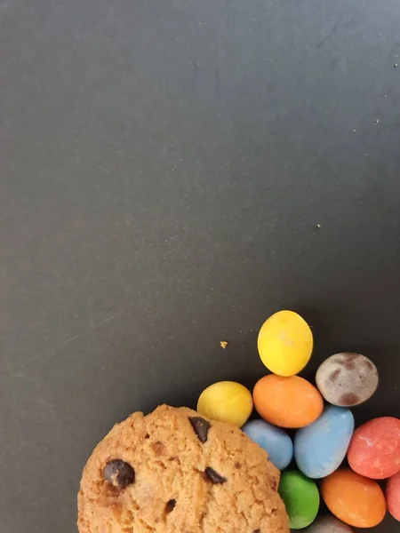 Kolorowe Cukierki Kulki Ciasteczka Ozdoba Czarnym Tle Miejsca Kopiowania — Zdjęcie stockowe