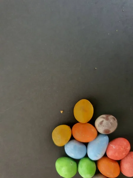 Siyah Arkaplanda Renkli Şekerler — Stok fotoğraf