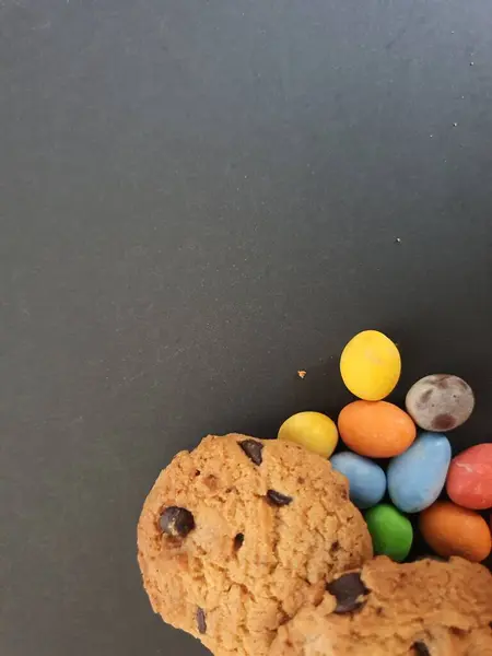 Színes Cukorka Labdák Cookie Dísz Fekete Háttér Másolási Hely — Stock Fotó