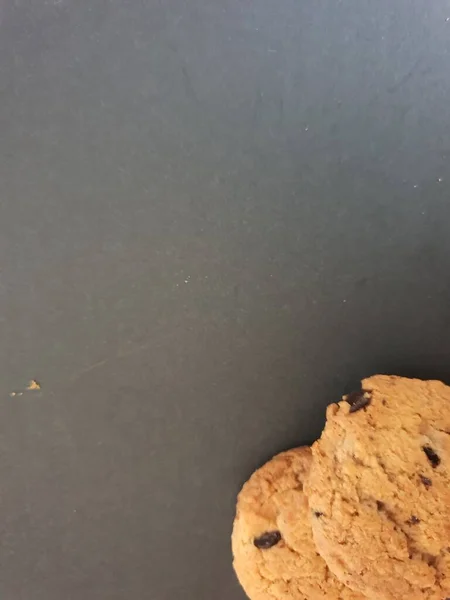 Biscotti Con Gocce Cioccolato Isolati Sfondo Grigio — Foto Stock