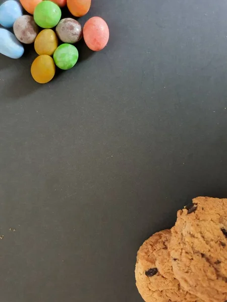 Színes Cukorka Labdák Cookie Dísz Fekete Háttér Másolási Hely — Stock Fotó