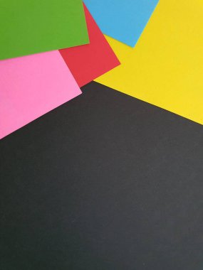 Çeşitli kağıt renkleri mozaik ile Geometrik tasarım kolajı arka planı.