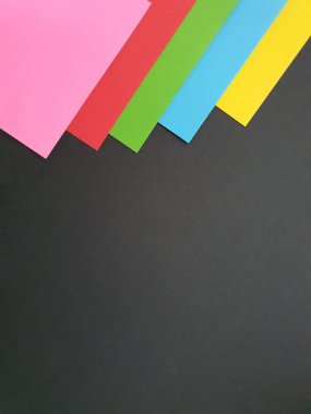 Çeşitli kağıt renkleri mozaik ile Geometrik tasarım kolajı arka planı.