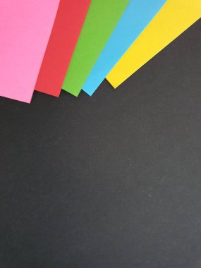 Çeşitli kağıt renkleri mozaik ile Geometrik tasarım kolajı arka planı.