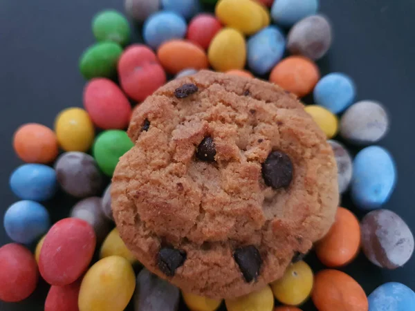 Bolas Doces Coloridas Ornamento Biscoitos Fundo Preto — Fotografia de Stock