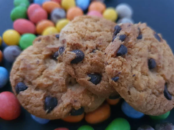 Barevné Bonbóny Koule Cookies Ornament Černém Pozadí — Stock fotografie