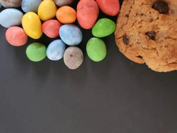Bolas Doces Coloridas Ornamento Biscoitos Fundo Preto Com Espaço Cópia — Fotografia de Stock