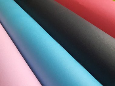 Çeşitli renklerdeki kağıtların görünümünü kapat.