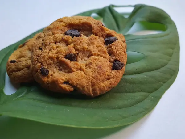 Chocolate Chips Cookies Auf Frischem Grünen Monstera Blatt Auf Weißer — Stockfoto