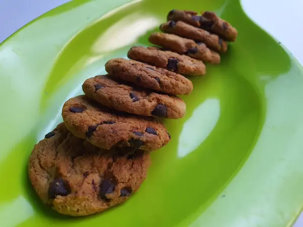Chocolate Chips Cookies Einem Grünen Blatt Förmigen Teller Auf Weißer — Stockfoto