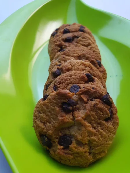 Choklad Chips Cookies Grön Blad Formad Tallrik Som Lagts Vit — Stockfoto